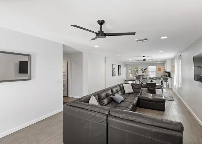 Modern 3br With Private Yard *