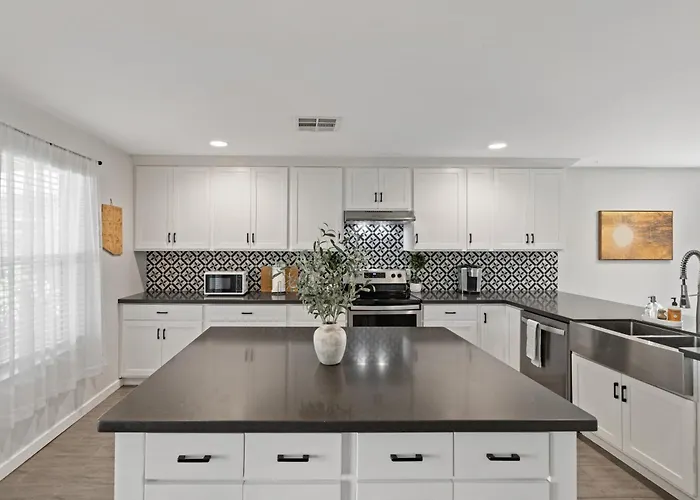 Modern 3br With Private Yard Holiday home