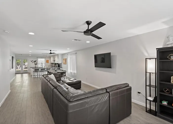 Modern 3br With Private Yard Holiday home *