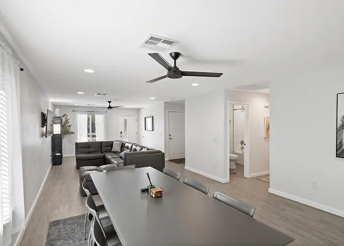Modern 3br With Private Yard Phoenix