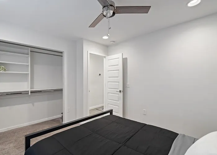 Modern 3br With Private Yard Holiday home