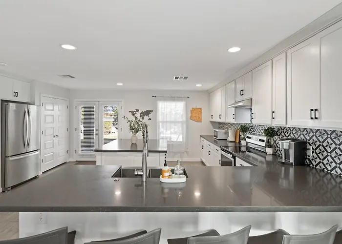 Modern 3br With Private Yard Holiday home *