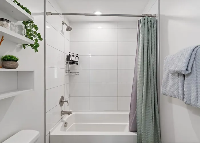 Modern 3br With Private Yard Holiday home *